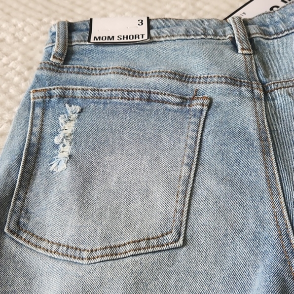 ALMOST FAMOUS HIGH RISE MOM SHORTS SIZE JRS 3 DISTRESSED MEDIUM WASHED NWT - Picture 11 of 14